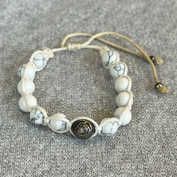 Natural White Howlite Bracelet - Picture 1 of 8